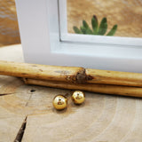 Złote kolczyki kulki