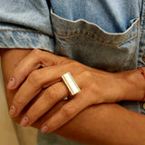 Złocony pierścionek ze stali szlachetnej z prostokątną muszlą mleczną