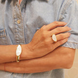 Złocony pierścionek ze stali szlachetnej z podłużną muszlą mleczną