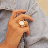 Złocony pierścionek ze stali szlachetnej z okrągłą muszlą mleczną