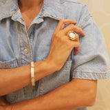 Złocony pierścionek ze stali szlachetnej z okrągłą muszlą mleczną