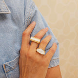 Złocony pierścionek ze stali szlachetnej z podłużną muszlą mleczną