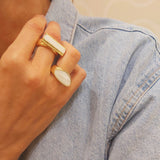 Złocony pierścionek ze stali szlachetnej z podłużną muszlą mleczną