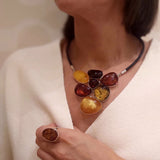 Kolia z naturalnym bursztynem w srebrze na rzemieniu