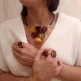 Kolia z naturalnym bursztynem w srebrze na rzemieniu