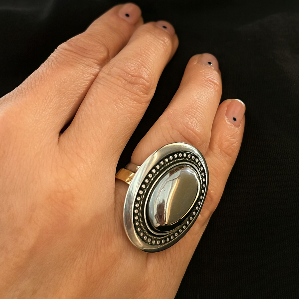 Pierścionek srebrny duży z naturalnym hematytem w grawerowanej oprawie