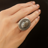 Pierścionek srebrny duży z naturalnym hematytem w grawerowanej oprawie