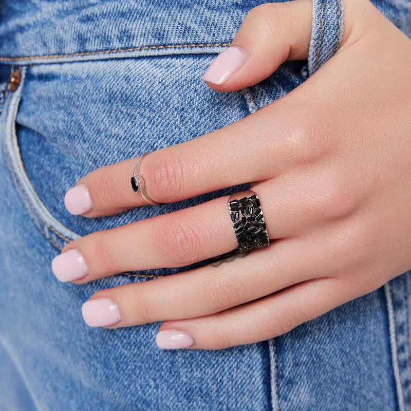 Pierścionek srebrny szeroki obrączkowy z czarnymi cyrkoniami