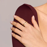 Pierścionek srebrny geometryczny pozłacany z białymi cyrkoniami