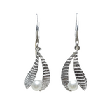 Srebrne kolczyki wiszące z perłą