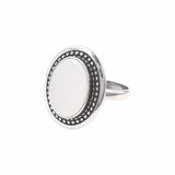 Pierścionek mały z oksydowanego srebra z masą perłową