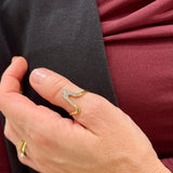 Złoty pierścionek falisty z cyrkoniami