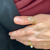 Złoty pierścionek falisty z cyrkoniami