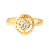 Pierścionek złoty z cyrkonią w geometrycznym wzorze