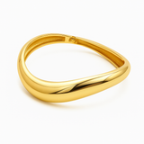 Złoty pierścionek o nieregularnym kształcie