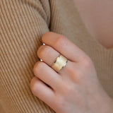 Złoty pierścionek satynowany szeroki