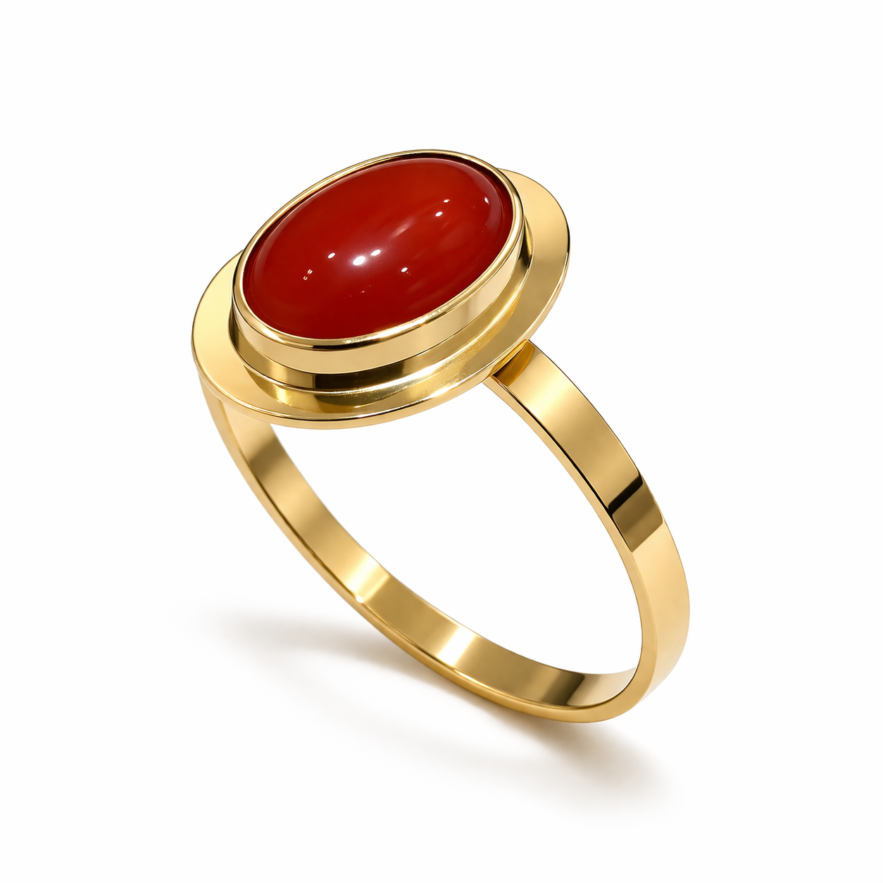 Złoty pierścionek w klasycznej gładkiej oprawie z koralem
