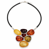 Kolia z naturalnym bursztynem w srebrze na rzemieniu